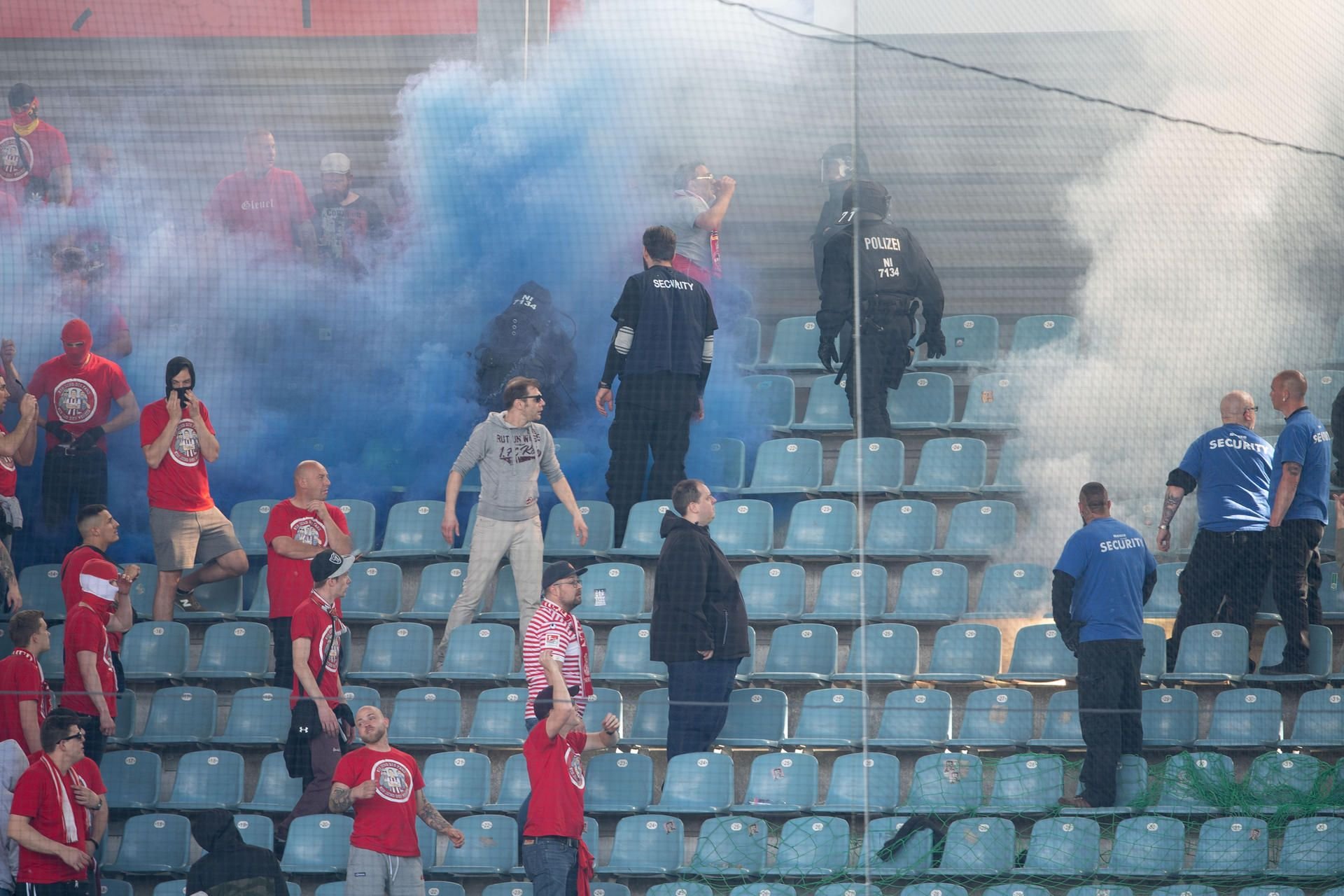 Nebel auf der Tribüne: Fans von FCM und FCK gerieten während des Spiels aneinander.