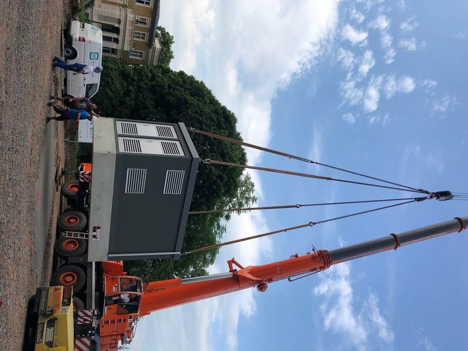 Die Trafostation - begehbar und im Inneren komplett ausgestattet - wird auf ihren Platz in „Brauns Quartier“ gesetzt.