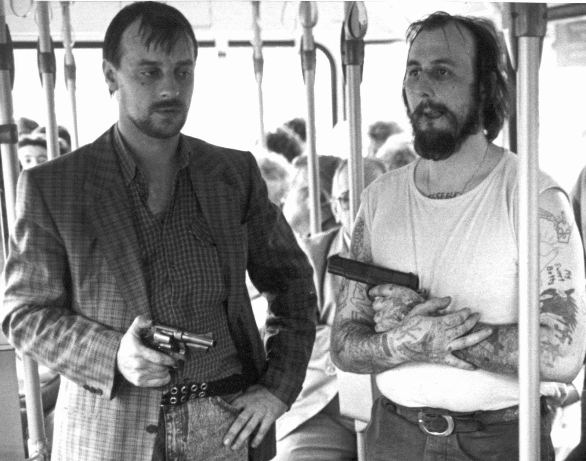 Die bewaffneten Geiselnehmer Dieter Degowski (l) und Hans-Jürgen Rösner stehen in dem in Bremen gekaperten Linienbus.