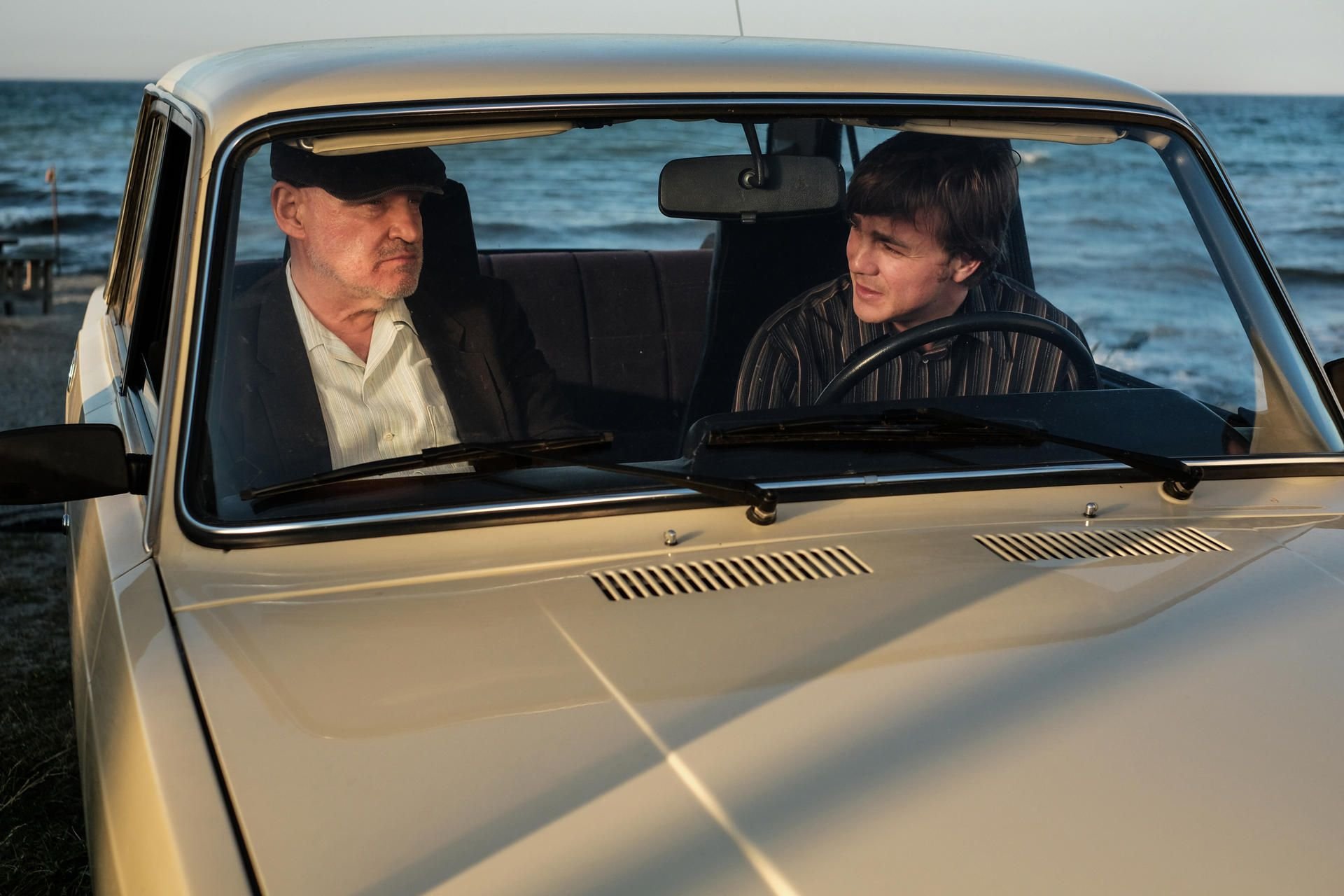 Das Handout zeigt eine Szene aus dem "Fernsehfilm der Woche" im ZDF, Gerd (r, Christian Redl) und Martin (Albrecht Schuch) in einem Auto am Meer.
