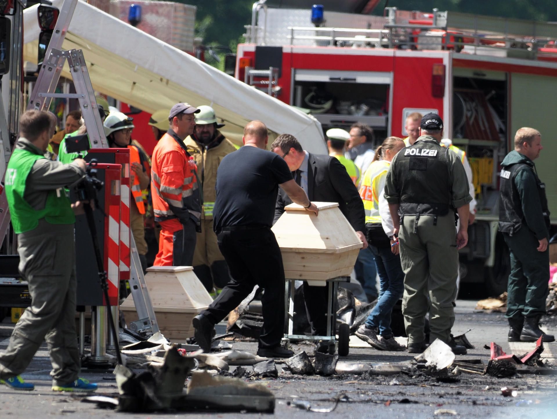 Bestatter bringen in Münchberg (Bayern) zwei Holzsärge an die Unfallstelle auf der Autobahn A9. Bei dem schweren Busunfall auf der Autobahn 9 in Oberfranken sind nach Erkenntnissen der Polizei vermutlich 18 Menschen ums Leben gekommen.