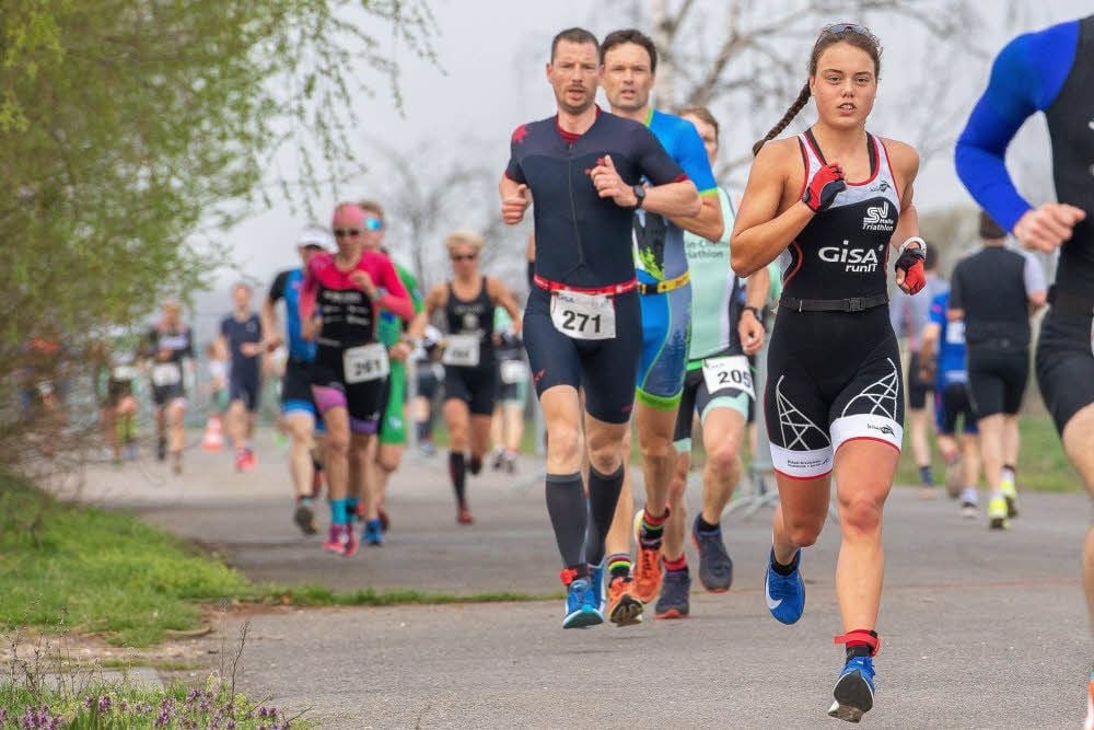 Bianca Bogen (vorn) - hier beim Duathlon im Frühjahr in Lochau - will auch beim Heimspiel in Halles Innenstadt die Konkurrenz hinter sich lassen.