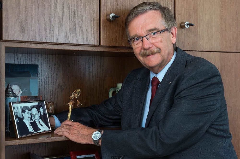 Bei seinem Abschied aus dem Bürgermeisteramt in 2015 packte Peter Kunert ein Bild mit Hans-Dietrich Genscher und eine Eulenspiegel-Figur ein.