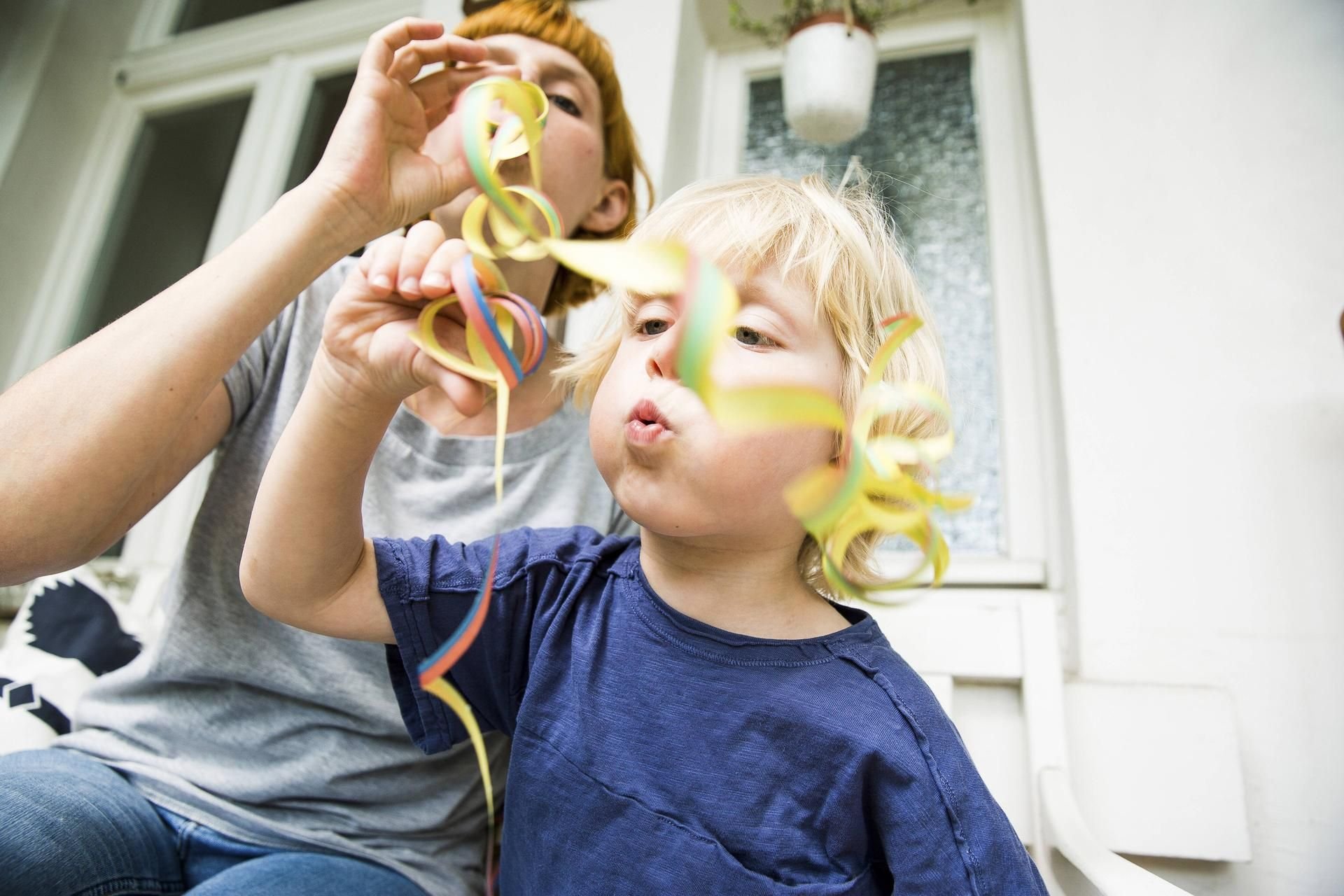 Mit ein paar coolen Ideen kann auch die Silvester-Party mit Kindern entspannt und lustig werden.