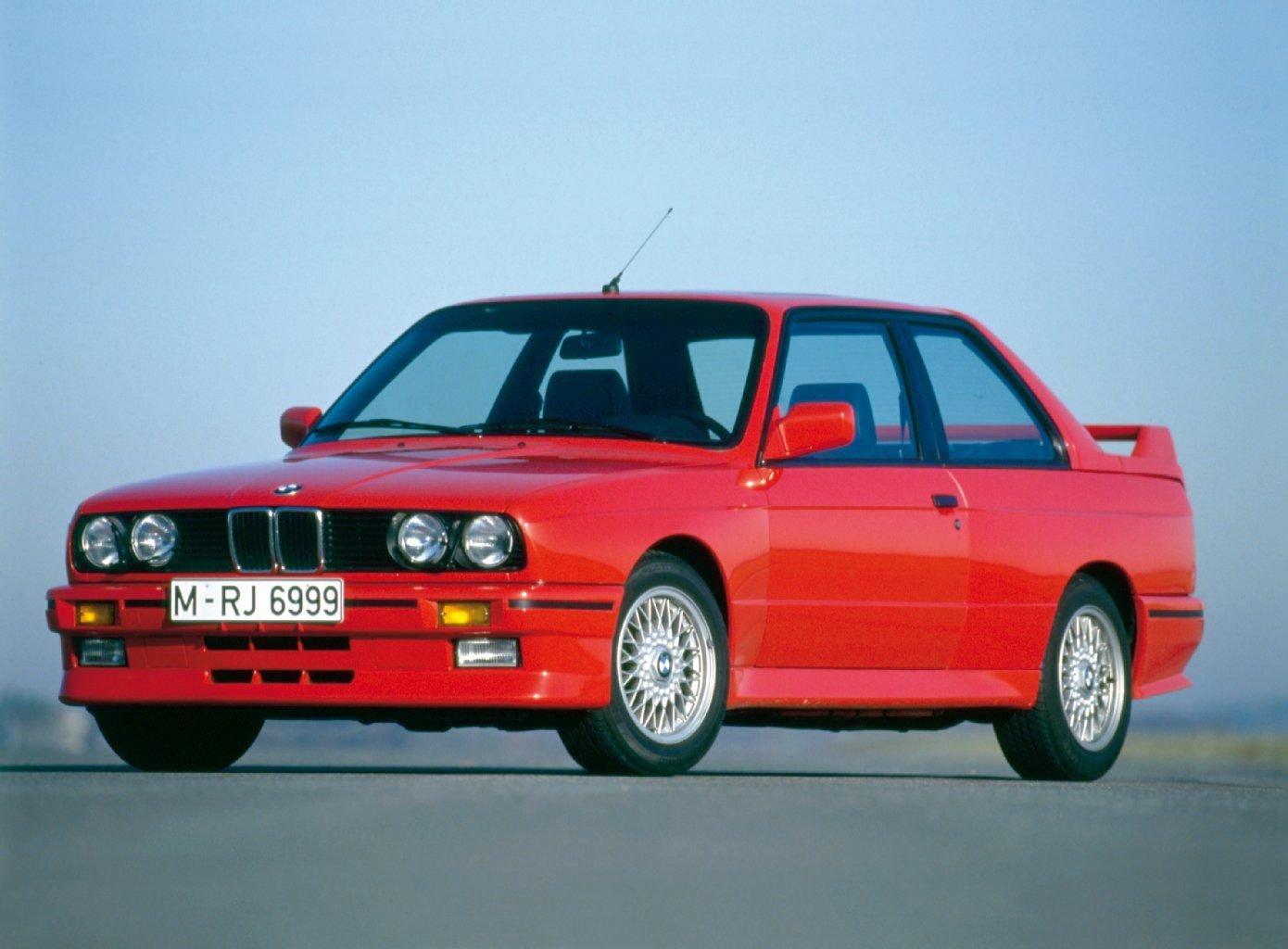 Beliebt und damit teuer: Sportwagen wie der BMW M3 der Baureihe E30 waren schon vor 30 Jahren für viele Autofahrer ein Traumwagen.