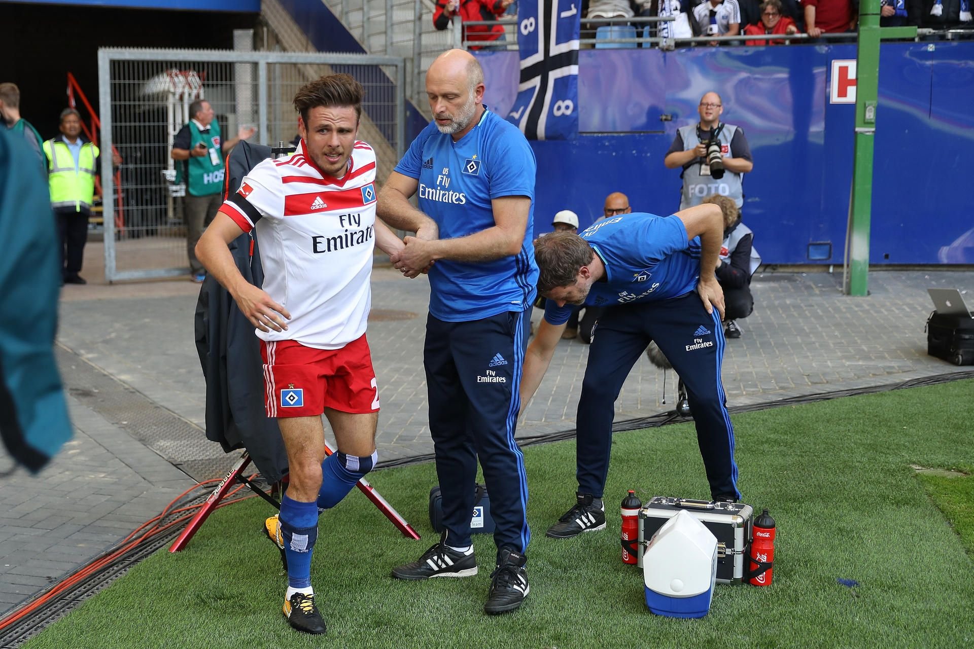 HSV-Spieler Nicolai Müller (l.) riss sich beim Torjubel zum 1:0 gegen den FC Augsburg das vordere Kreuzband.