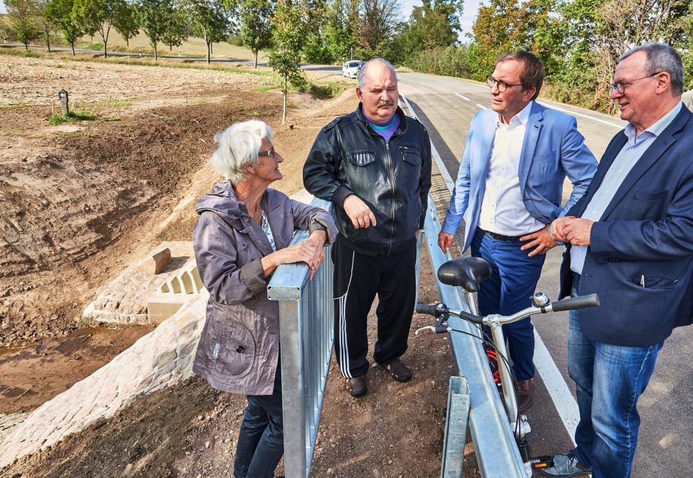 Kreiswirtschaftsbetriebsleiter Ralf Felgenträger (von rechts) und Landrat Markus Bauer im Gespräch mit Andreas Hundt und Angelika Lübeck.