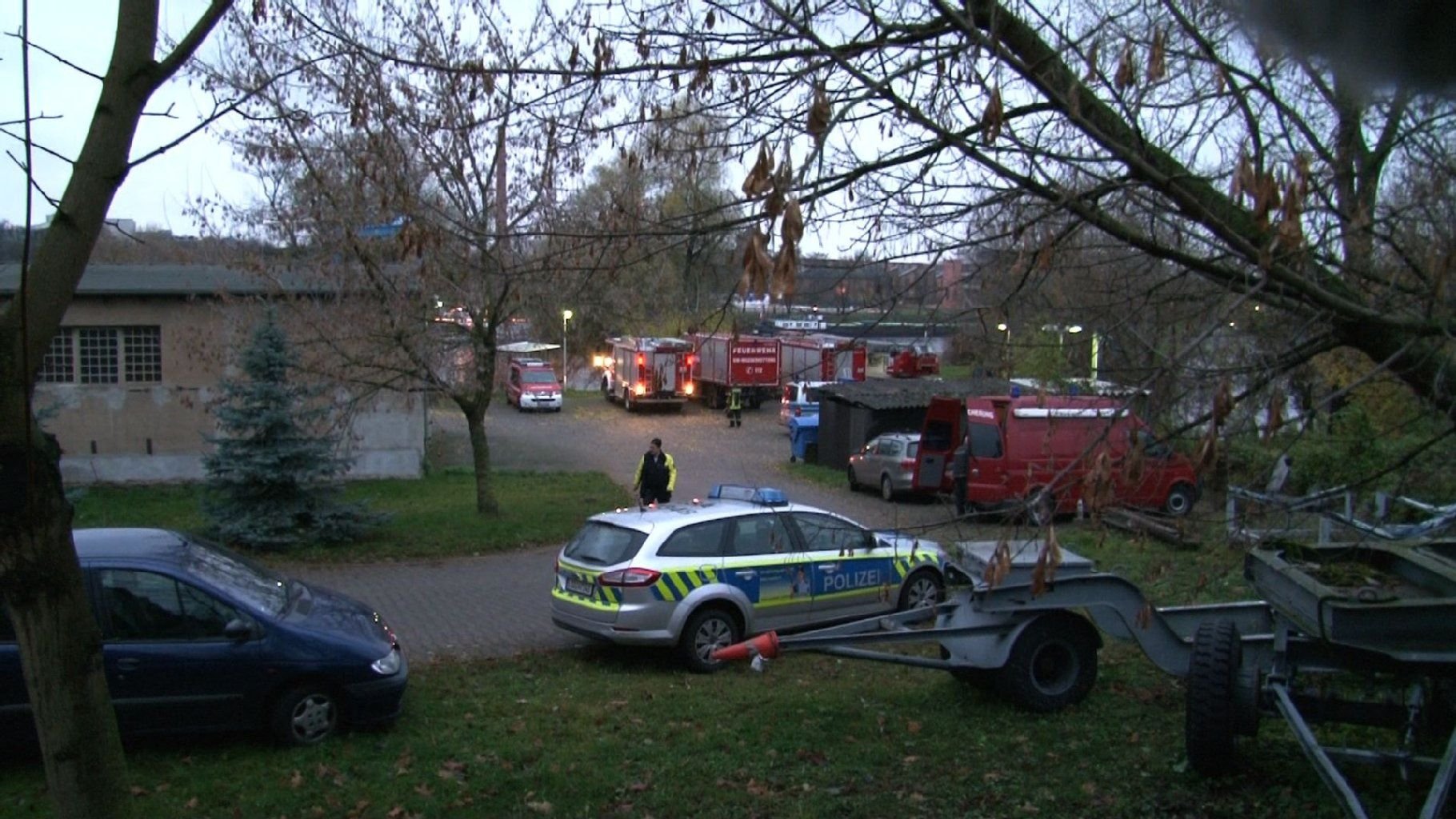 Einsatzkräfte sind in Magdeburg im Einsatz, nachdem auf der Elbe ein Boot des Technischen Hilfswerks (THW) gekentert war.