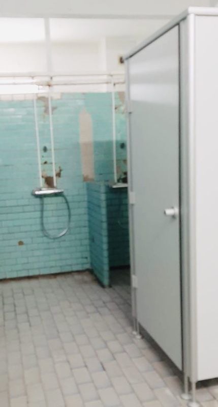 Weniger schön: Die neue Kabine im Duschbereich.