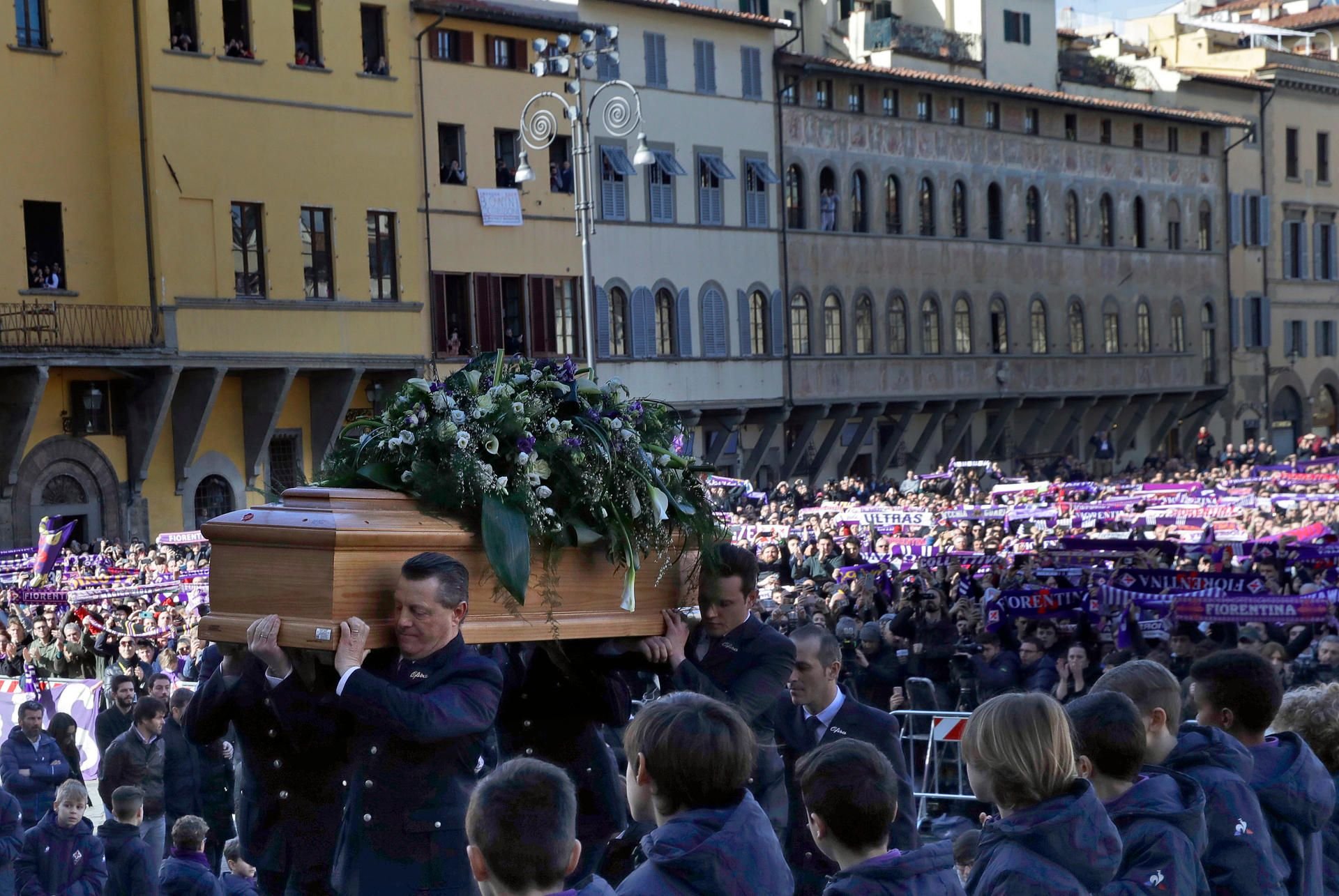 Der Sarg des italienischen Nationalspielers Davide Astori wird bei der Beerdigungszeremonie durch die Straßen getragen.
