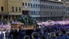 Der Sarg des italienischen Nationalspielers Davide Astori wird bei der Beerdigungszeremonie durch die Straßen getragen.