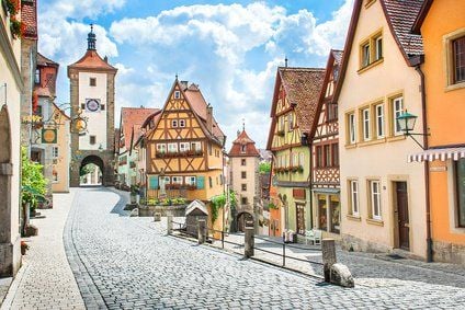 Die mittelalterliche Altstadt von Rothenburg ob der Tauber ist nur eines von vielen lohnenswerten Last-Minute-Reisezielen in Deutschland.