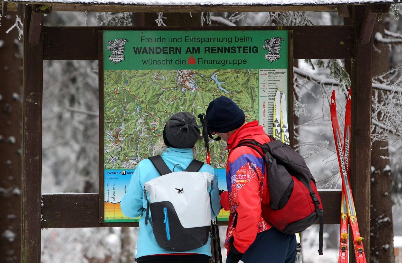 Beim Wandern im Winter besonders wichtig: Immer wieder auf die Karte schauen.