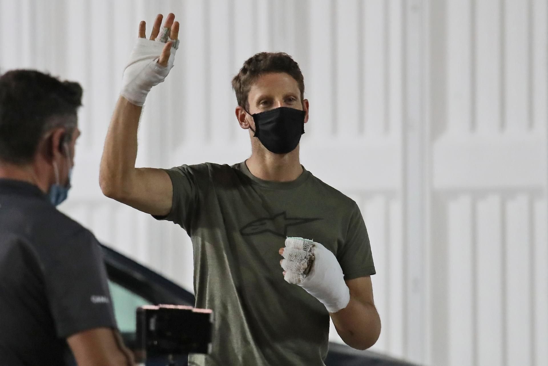 Formel-1-Pilot Romain Grosjean kehrte wenige Tage nach seinem Unfall an die Rennstrecke in Bahrain zurück - die verbrannten Hände noch dick bandagiert.