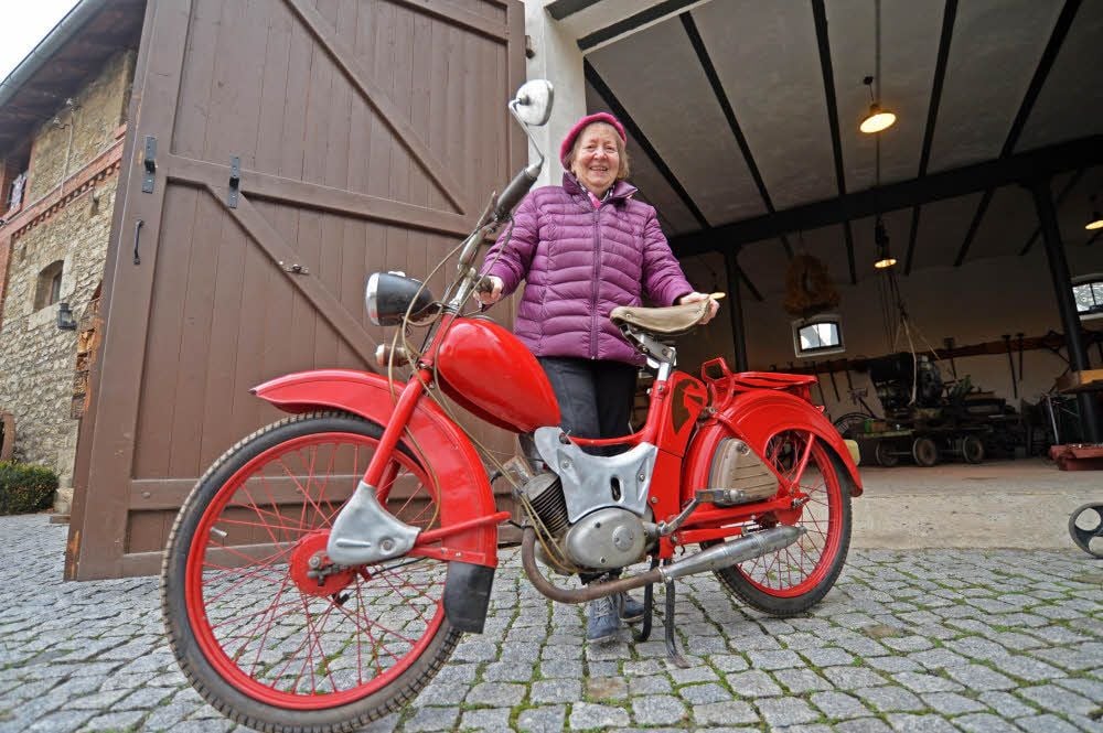 Gisela Ewe hatte als Jugendliche ein Simson-Moped SR2. Für dieses Foto fuhr die MZ mit ihr ins Heimatmuseum Ditfurt, wo es noch ein Exemplar gibt.
