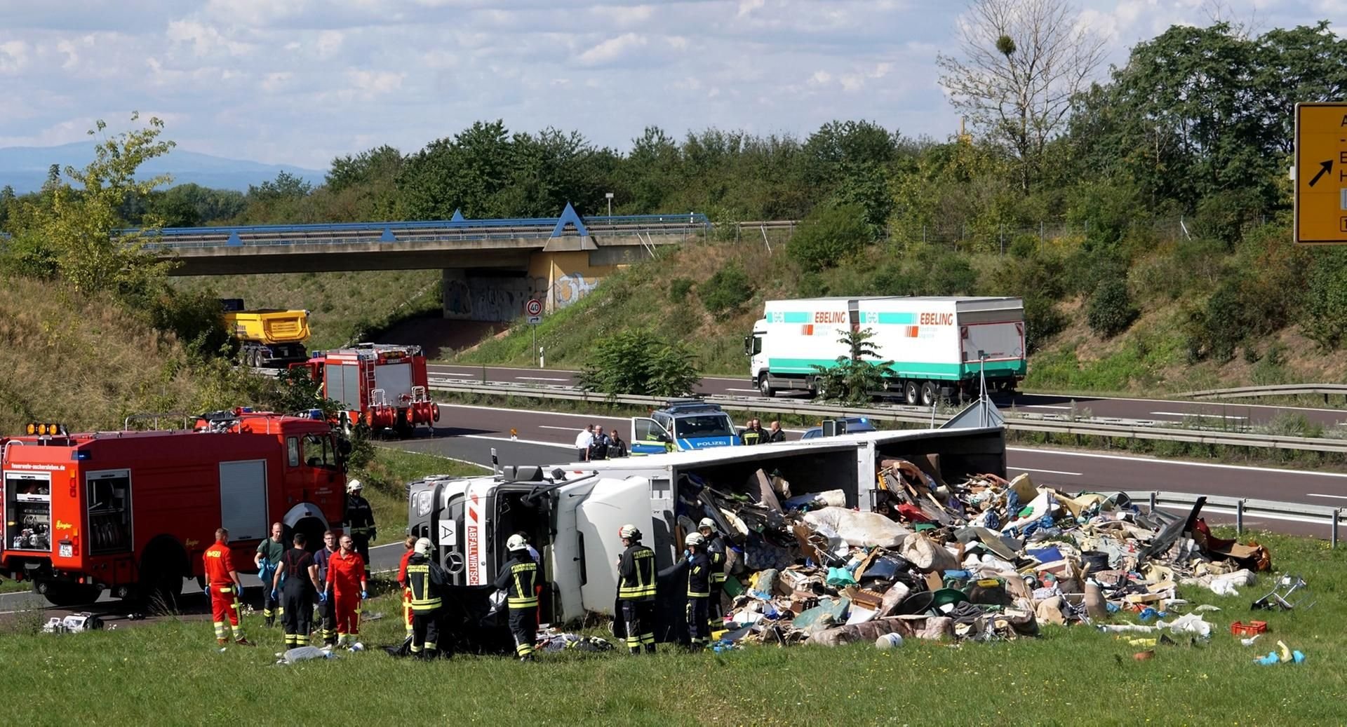 Der mit Sperrmüll beladene Lkw der Abfallwirtschaft Nordharz kippte auf der A36-Abfahrt Aschersleben-Zentrum samt Anhänger nach links um auf den Grünstreifen.