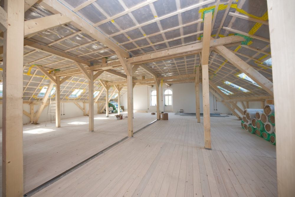 Blick in das komplett sanierte moderne Dachgeschoss der Grundschule