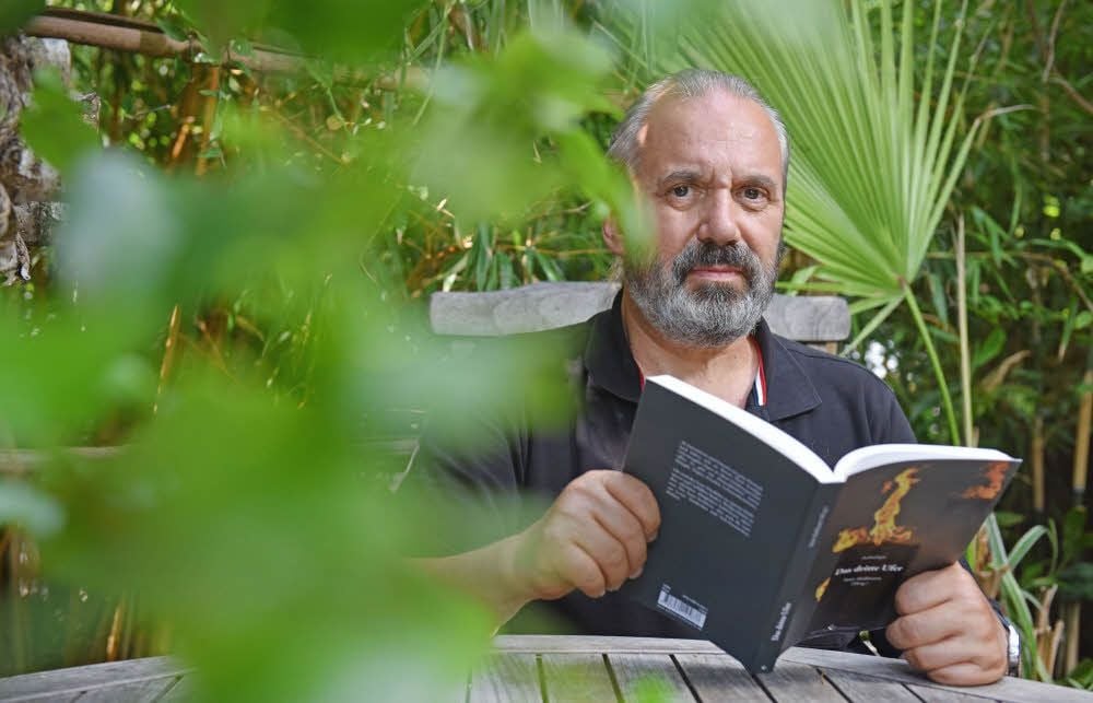 Der Herausgeber der Anthologie, Peter Hoffmann, in seinem geliebten Garten.