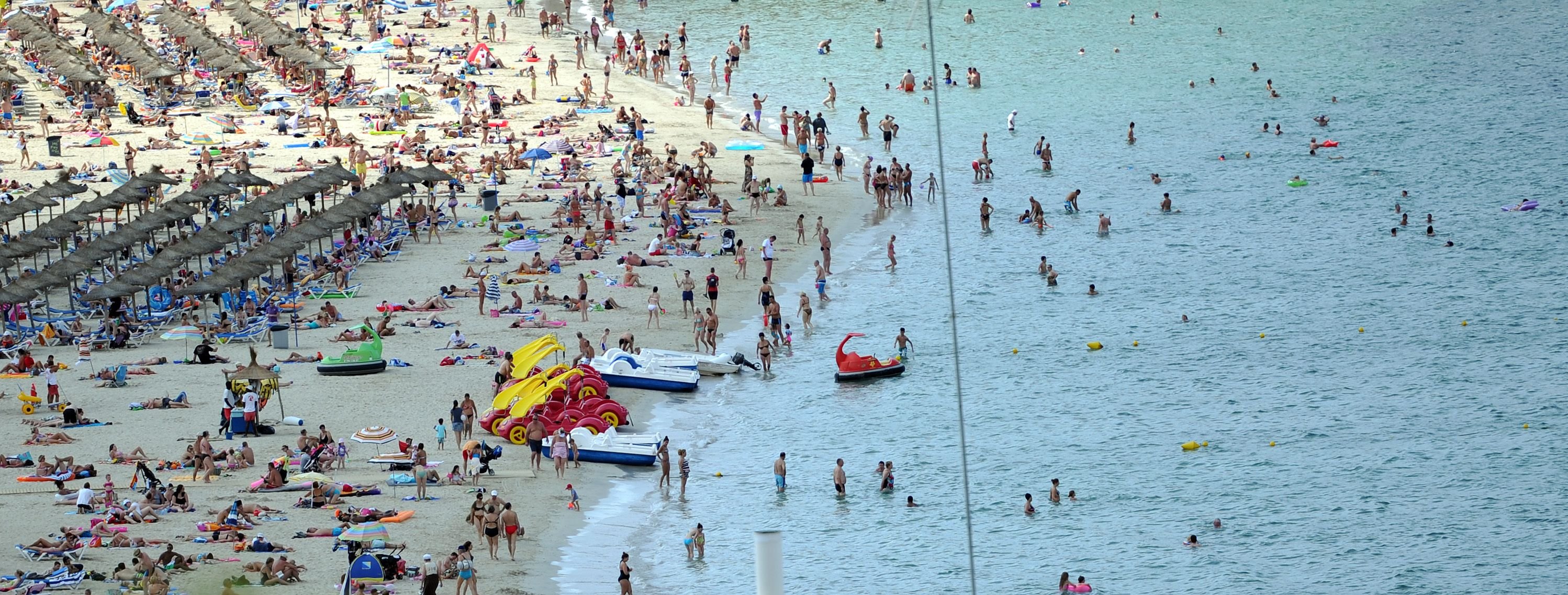 In diesem Sommer sind Mallorcas Strände mehr als gut gefüllt. Hier der Strand von Santa Ponca.