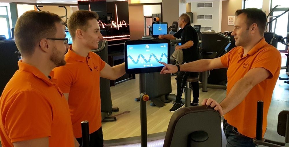 Ronny Denks (r.) - hier im Gespräch mit Tom Brunner und Sebastian Becker - will im kommenden Jahr in Harzgerode ein Fitnessstudio eröffnen.Er ist Geschäftsführer des Sport- und Gesundheitszentrums in der Quedlinburger Lindenstraße.