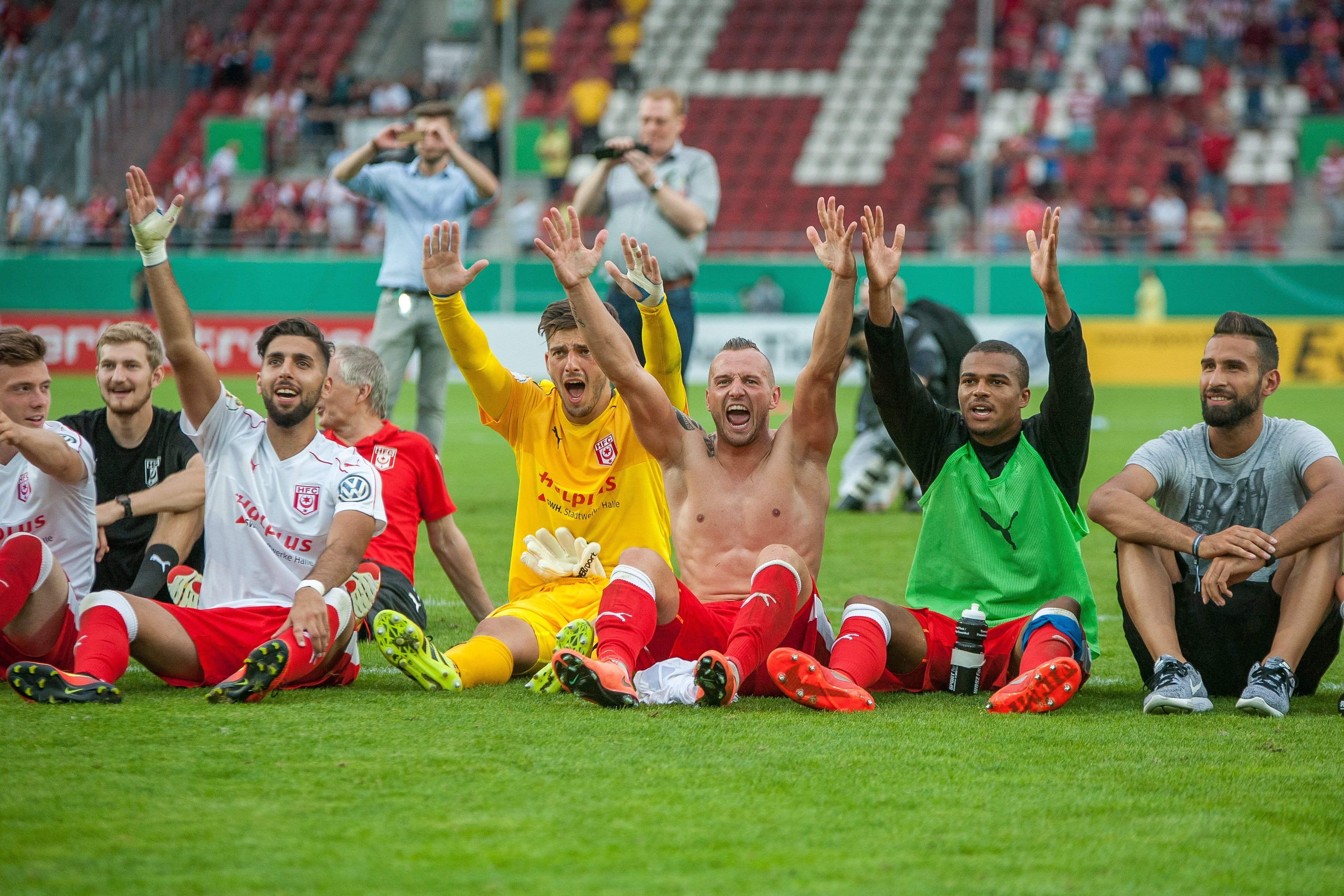Nach dem Sieg gegen den 1. FC Kaiserslautern feiern die HFC-Spieler mit den Fans