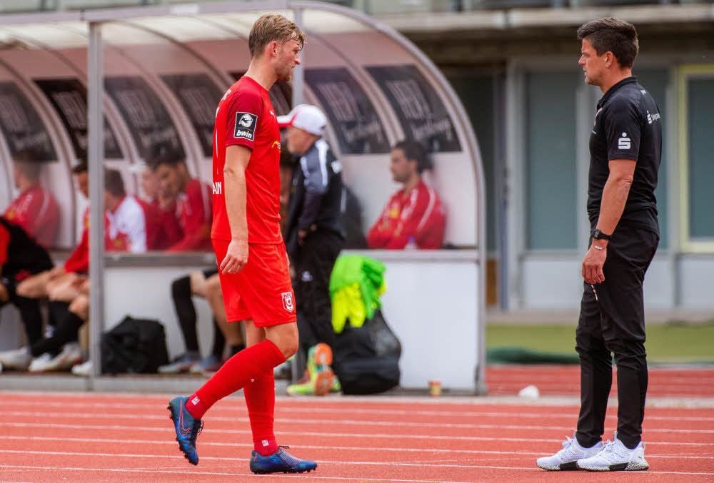 In Erfurt musste Jan Washausen nach 78 Minuten vom Feld. Trainer Torsten Ziegner registrierte das mit kritischer Miene.