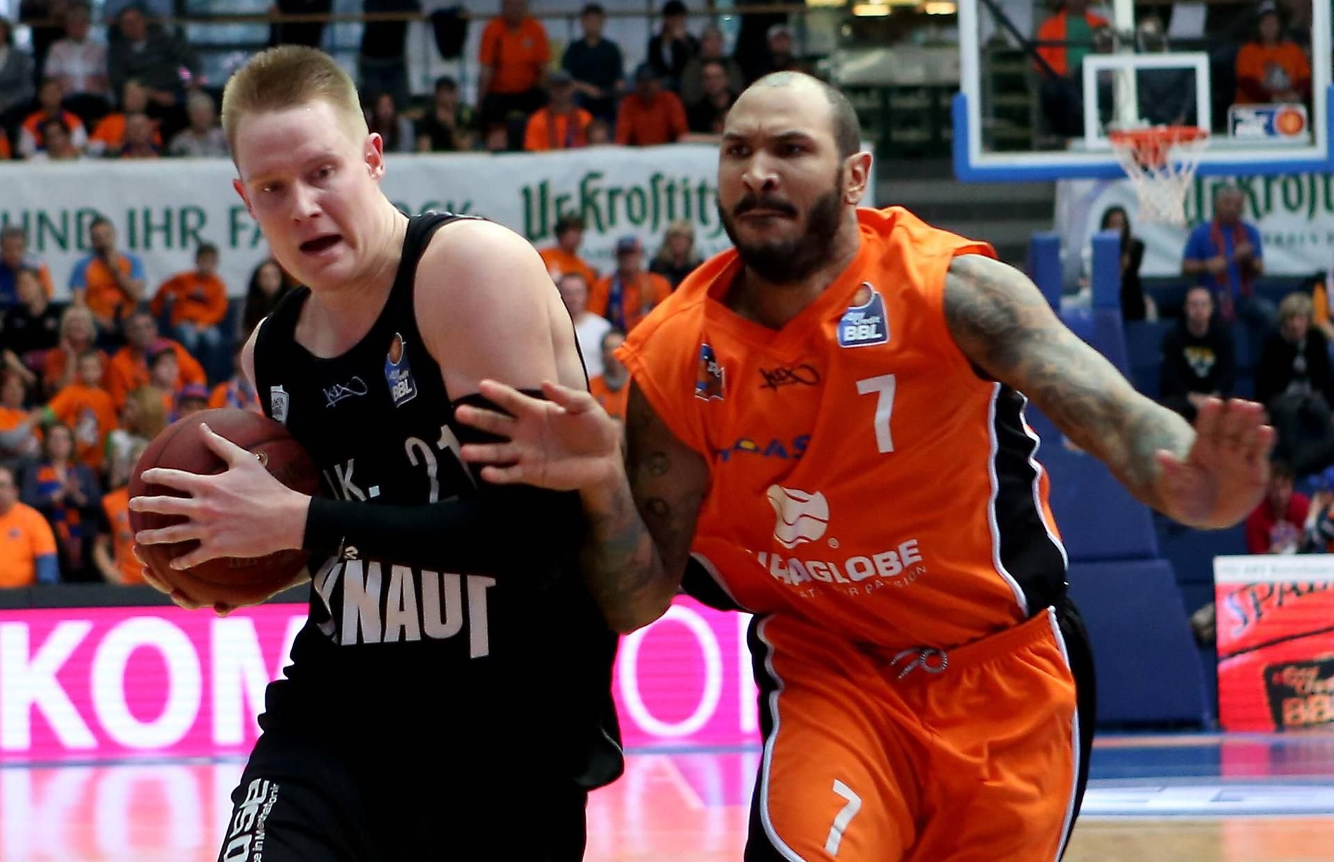 Robin Benzing (l./Würzburg) und Sergio Kerusch (MBC) im Kampf um den Ball.
