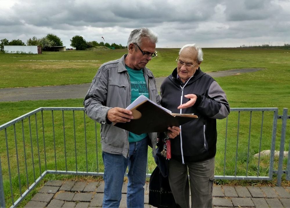 Wolfgang Lieder, Vereinsvorsitzender vom Luftsportverein Ostharz, und Siegfried Luther fachsimpeln auf dem Ascherslebener Flugplatz.