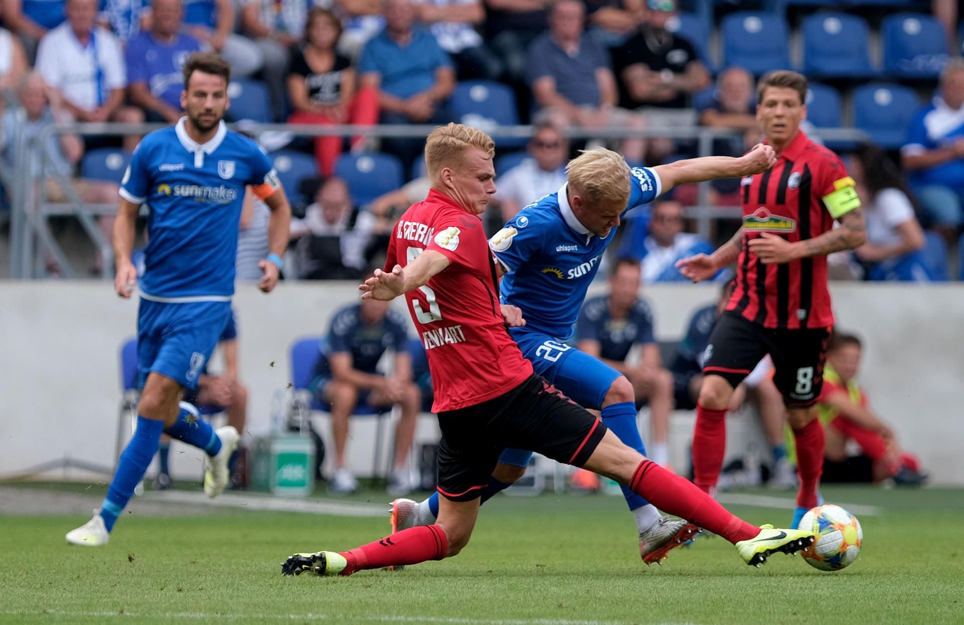 FCM-Spieler Sören Bertram wird von Freiburgs Philipp Lienhart gestoppt.