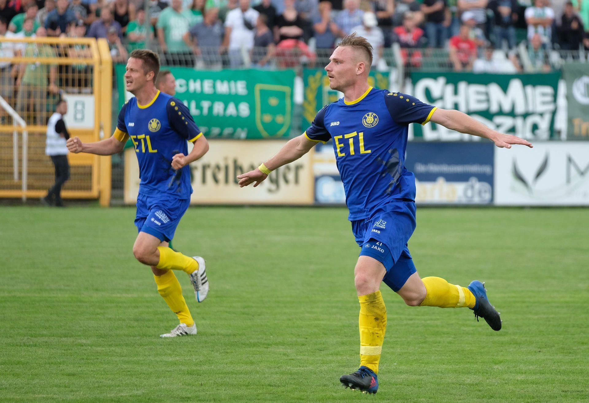 Die Lok-Spieler Markus Krug (l) und Robert Zickert jubeln nach Zickerts Tor zum 0:1.