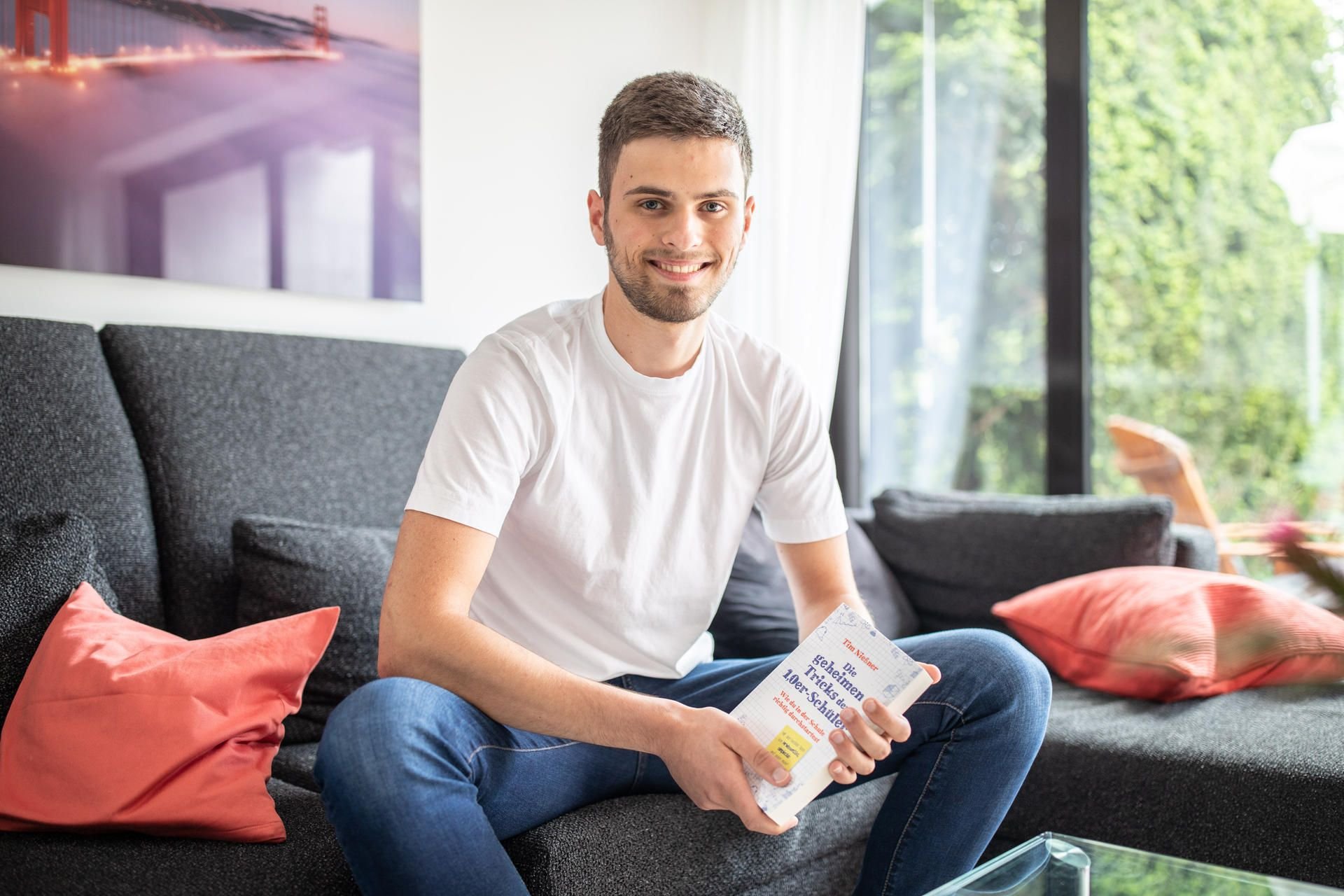 Tim Nießner hat das Buch „Die geheimen Tricks der 1,0er-Schüler: Wie du in der Schule richtig durchstartest“ geschrieben.