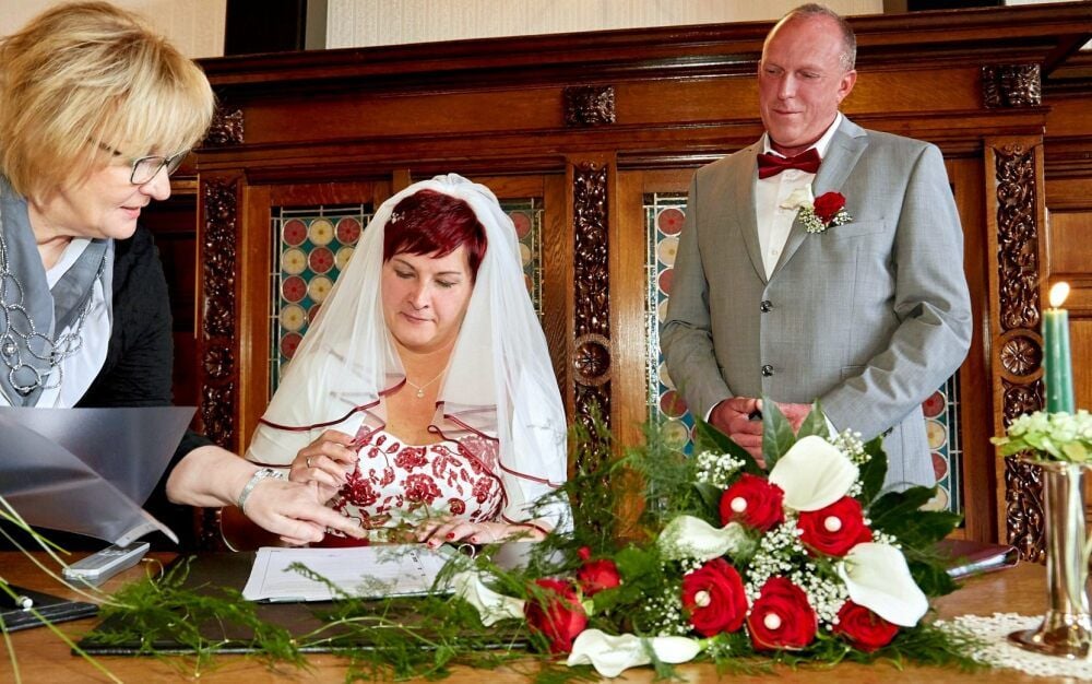 Silke und Dirk Burchardt haben sich am 19. September im Bernburger Rathaus vor Standesbeamtin Martina Storch (links) das Ja-Wort gegeben.
