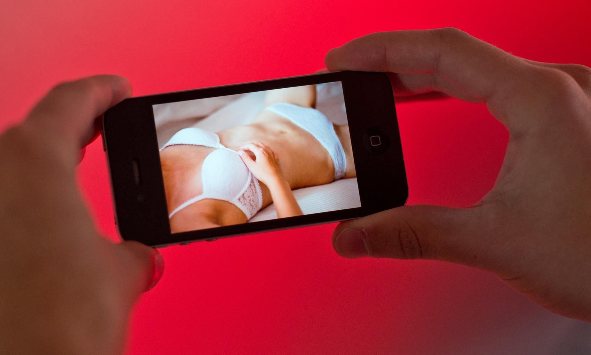 Facebook will jetzt verstärkt gegen ungewollt verbreitete Nacktfotos vorgehen.