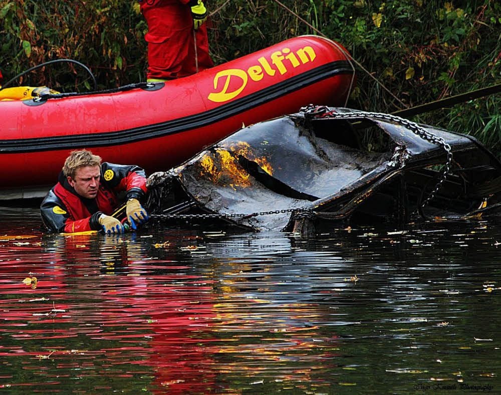 Im November 2013 kam bei Schkopau eine spektakuläre Umweltstraftat ans Licht. Taucher der DLRG holten drei versenkte Autos aus der Saale.