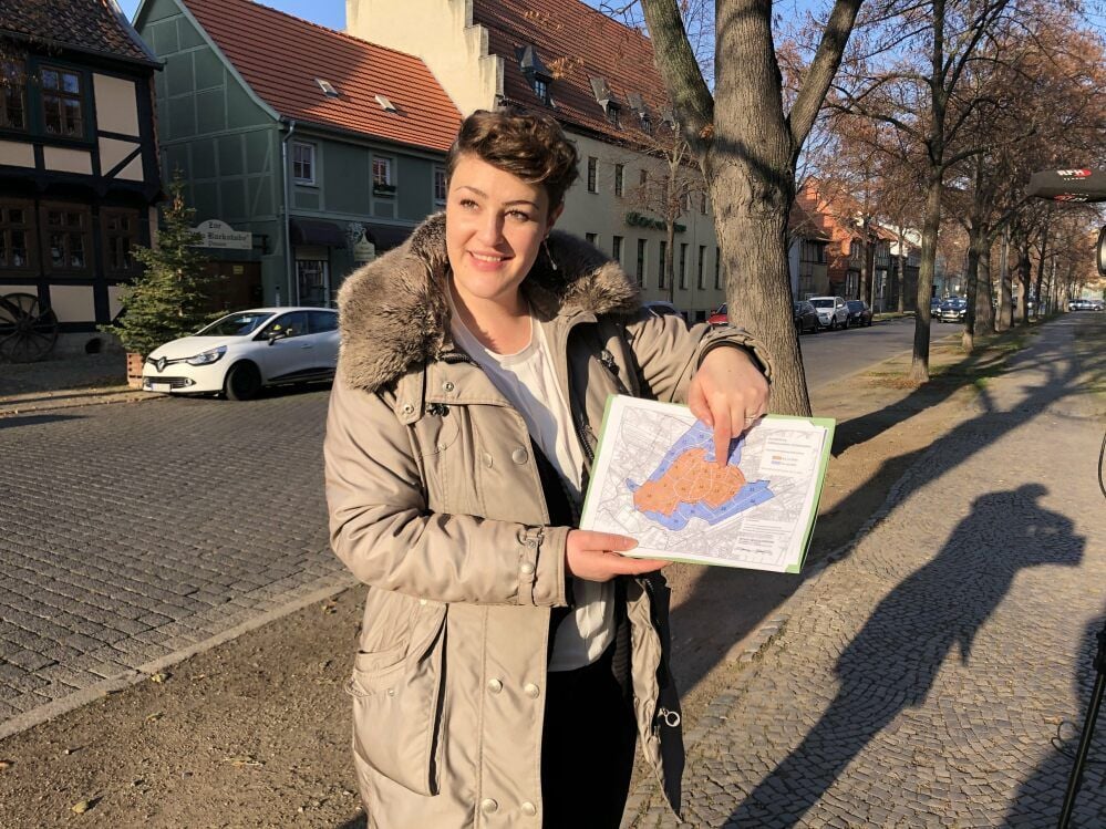 Stadtplanerin Sophia Dombrowski erläutert, in welchen Bereichen der Innenstadt jetzt Gebäude, Straßen, Fußwege und Plätze erfasst werden.