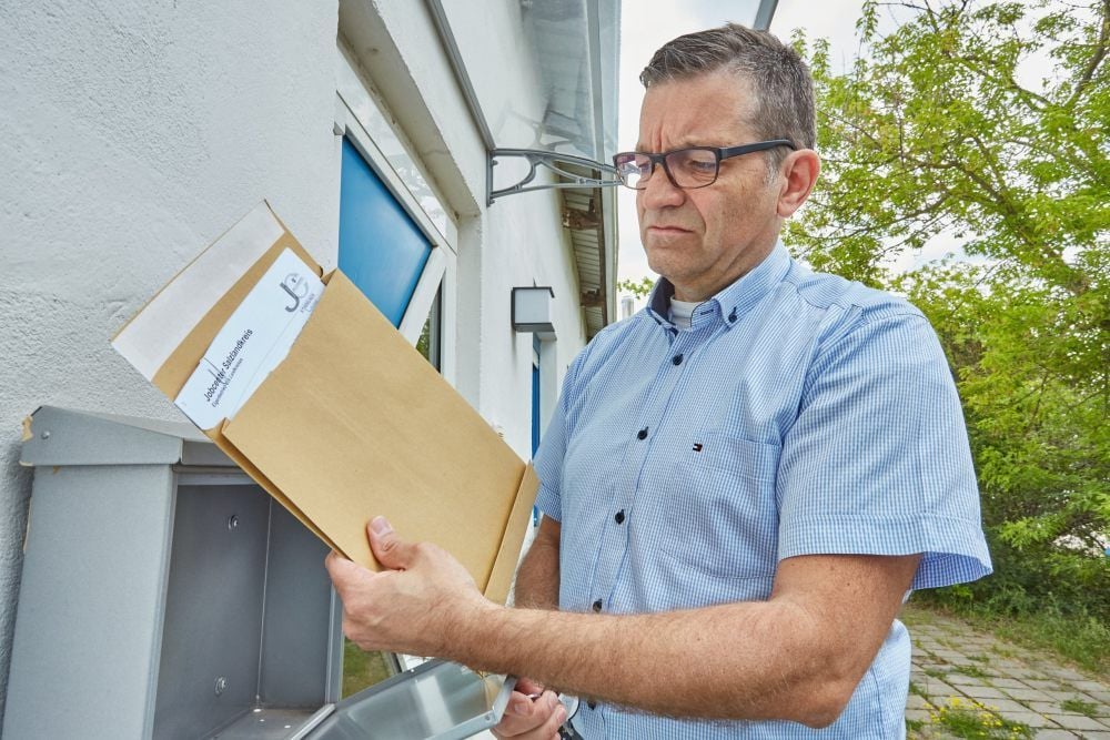 Thomas Hensel wundert sich über den Grundsicherung-Ablehnungsbescheid, den das Jobcenter an seine Ehefrau adressiert hat.