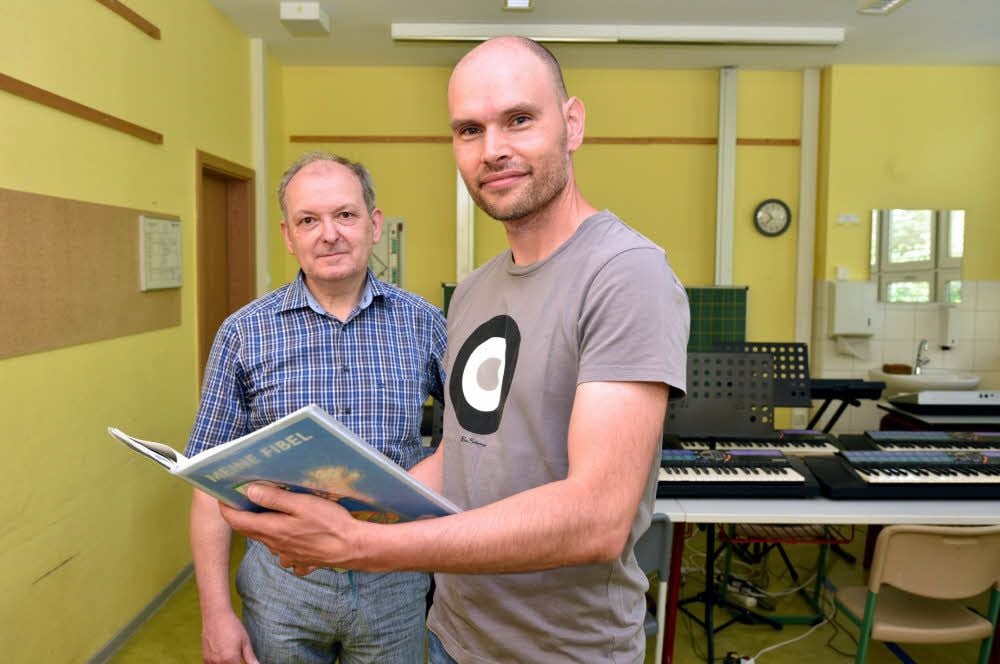 Thomas Linke (r.) betreut auch das Projekt „Vorlesepaten“ an der Grundschule Hohenmölsen. Hier ist er mit Pate Dieter Galert im Gespräch.