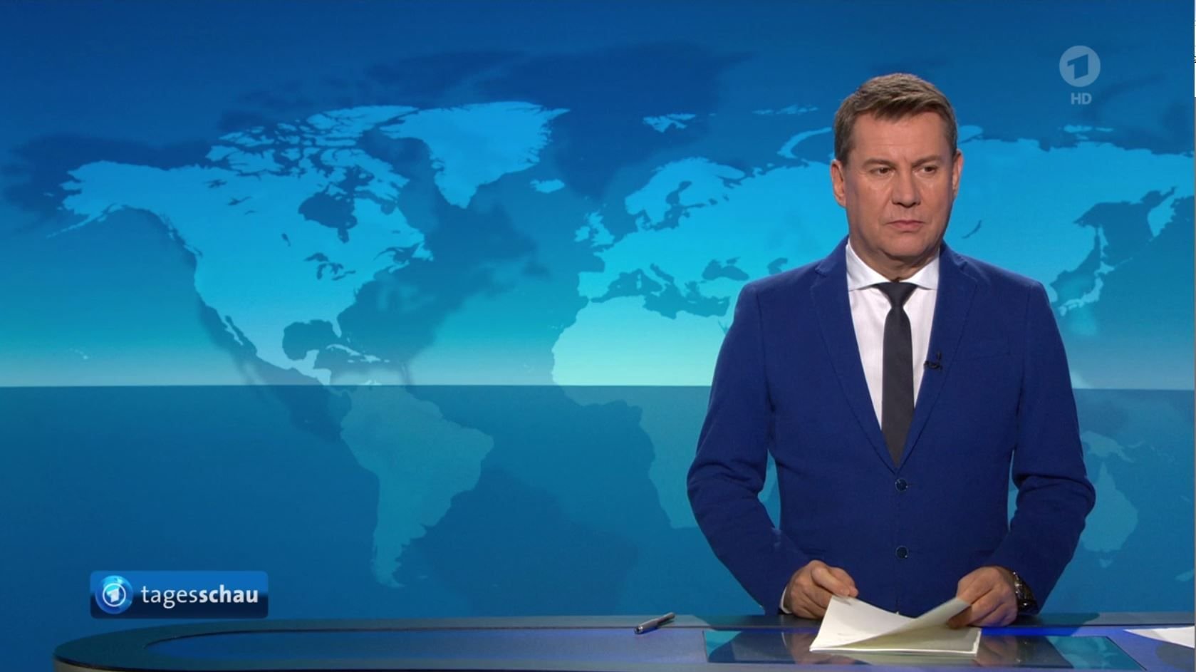 Jens Riewa schaute nach der ungewollten Einblende irritiert drein.