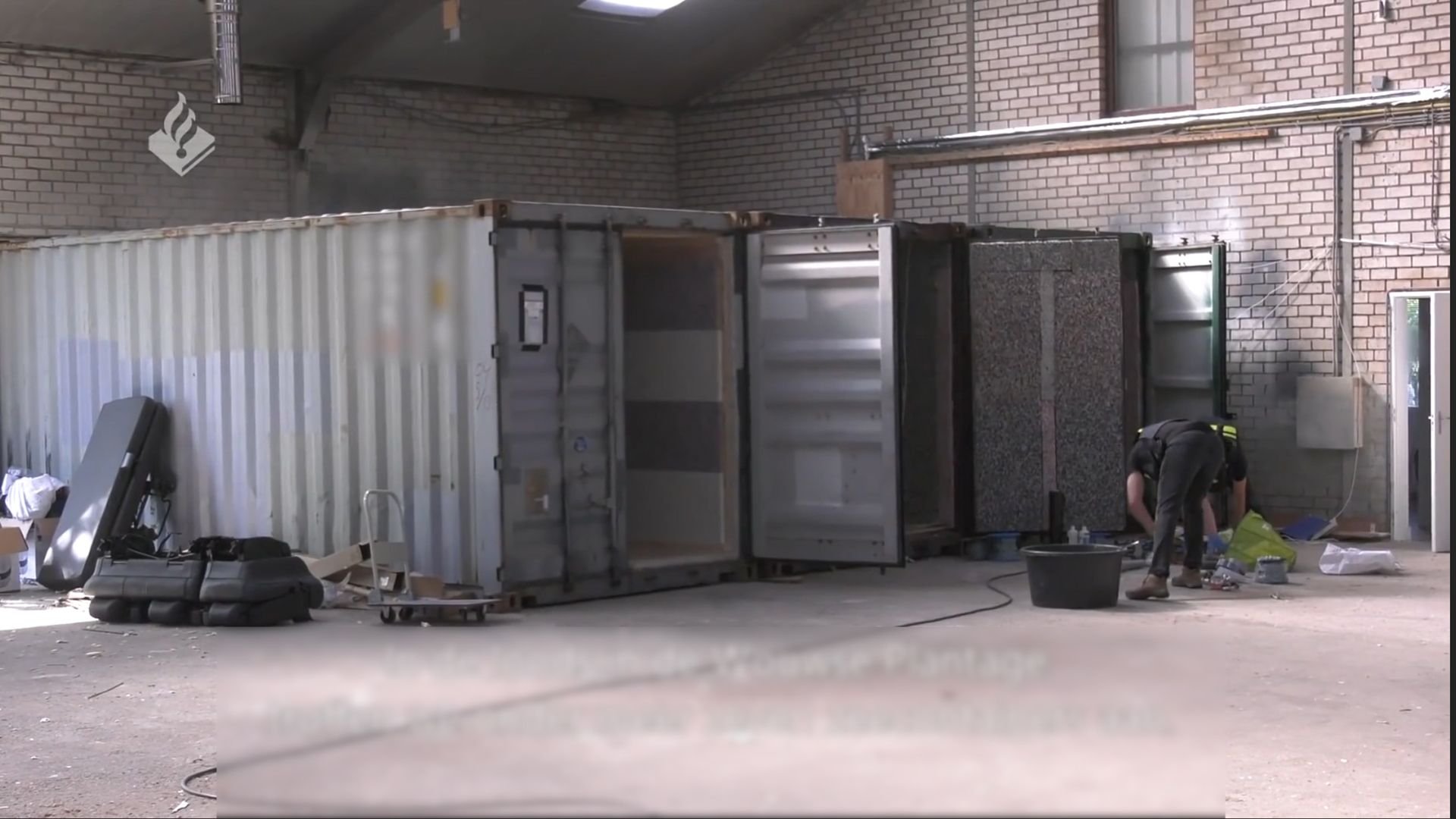 Ermittler untersuchen einen der Container.