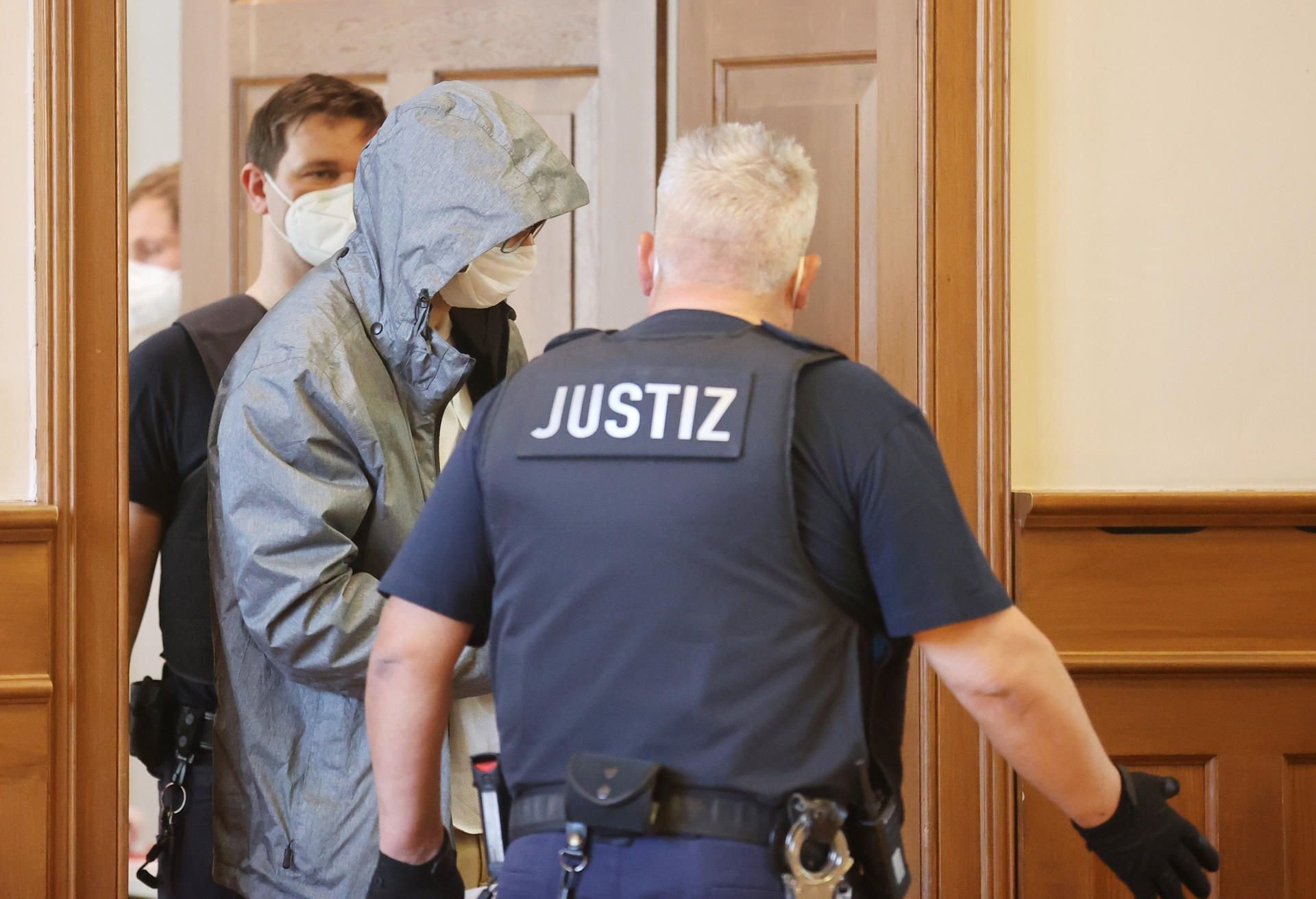 Einer der Angeklagten wird in den Schwurgerichtssaal geführt. Zwei Thüringer Polizisten müssen sich wegen Vergewaltigung verantworten