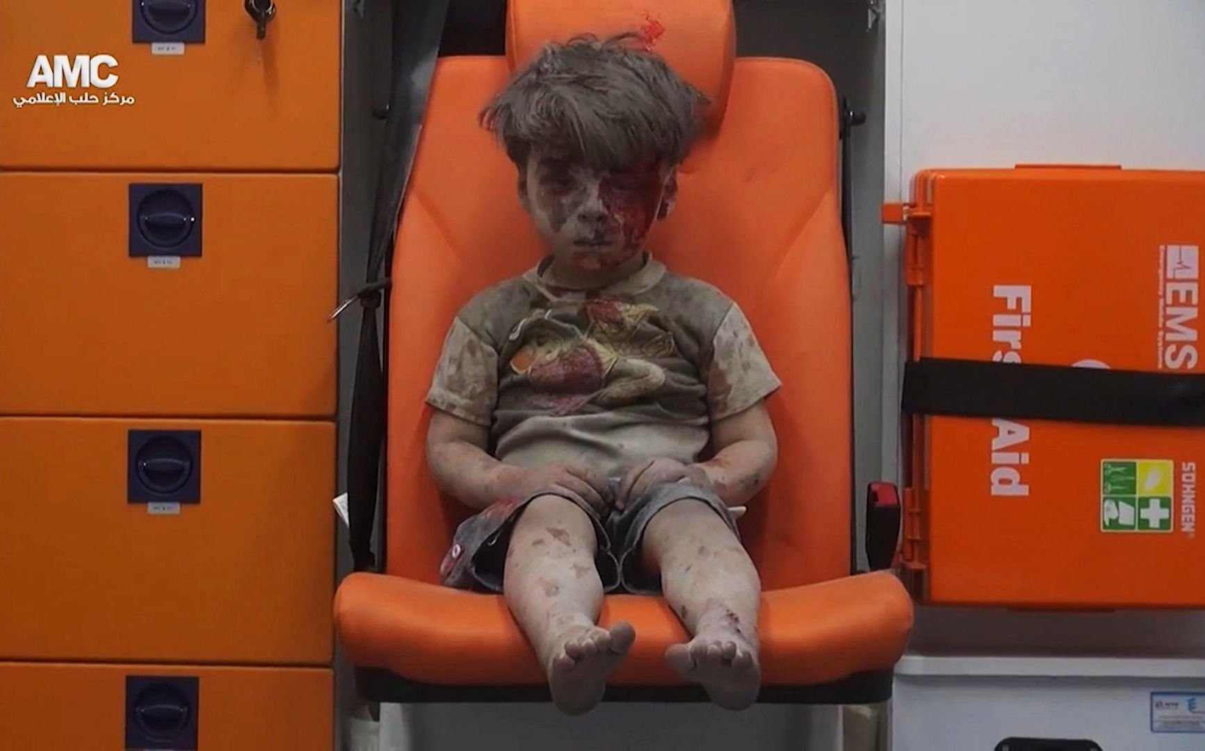 Ein Bild, das um die Welt ging: Der kleine Omran sitzt nach einem Luftangriff mit blutverschmiertem Gesicht in einem Krankenwagen.