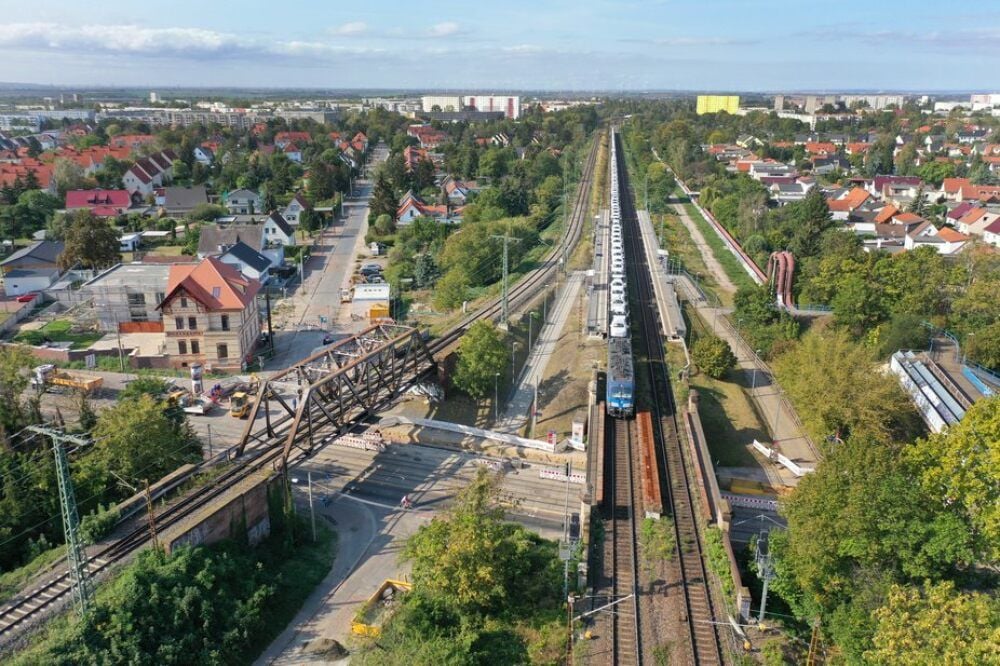 Im Zuge der Sanierung der Bahnstrecke zwischen Halle und Angersdorf soll auch die Rosengartenbrücke saniert werden.