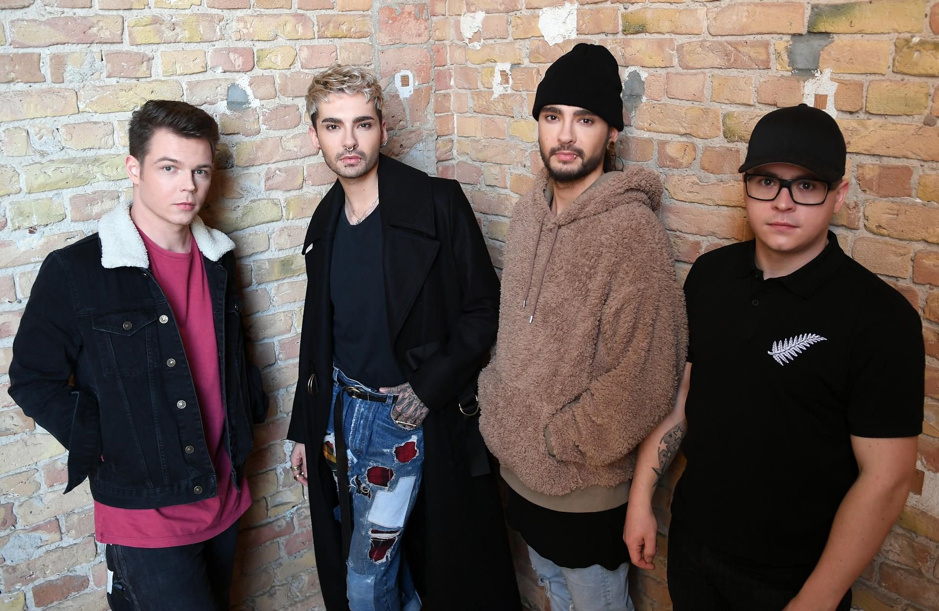 Die Musiker der Band Tokio Hotel, Georg Moritz Hagen Listing (v.l.n.r.), Bill Kaulitz, Tom Kaulitz und Gustav Klaus Wolfgang Schäfer, stehen in Berlin zusammen.