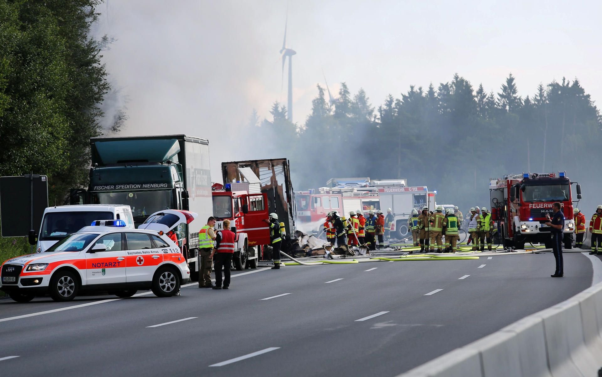 Feuerwehr und Rettungskräfte stehen auf der Autobahn A9 bei Münchberg (Bayern).