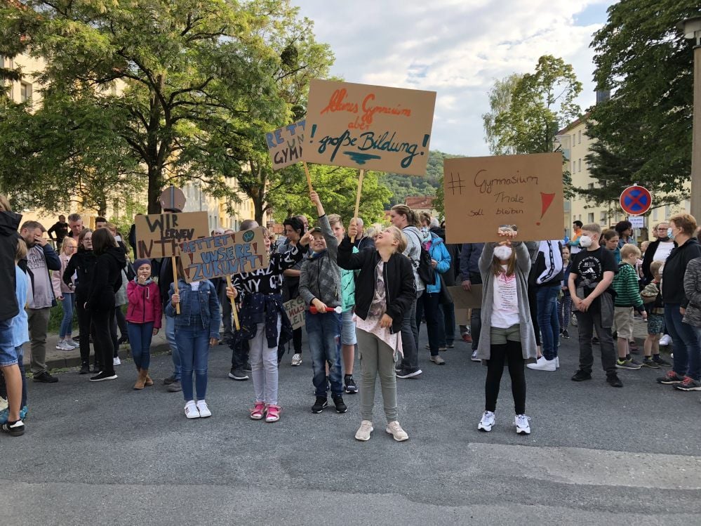 Schüler, Eltern, Lehrer, Stadträte und weitere Bürger demonstrierten Anfang Juni für den Erhalt des Gymnasiums.