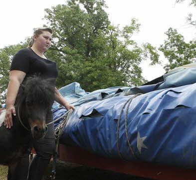 Virginia Spindler mit Pony vor dem zerstörten Zirkuszelt.