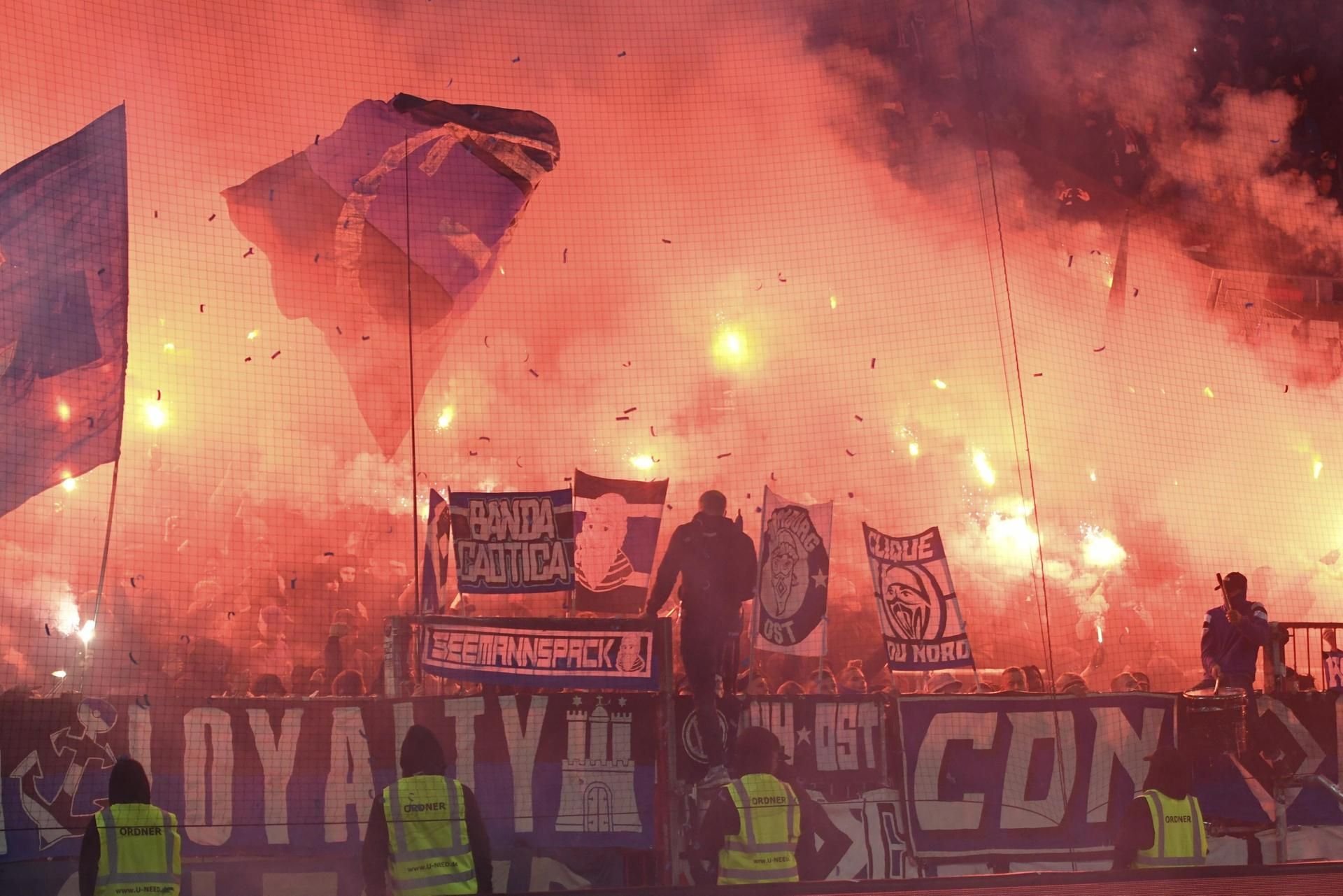 Pyrotechnik im HSV-Fanblock: Beide Lager zündelten beim Derby mächtig.