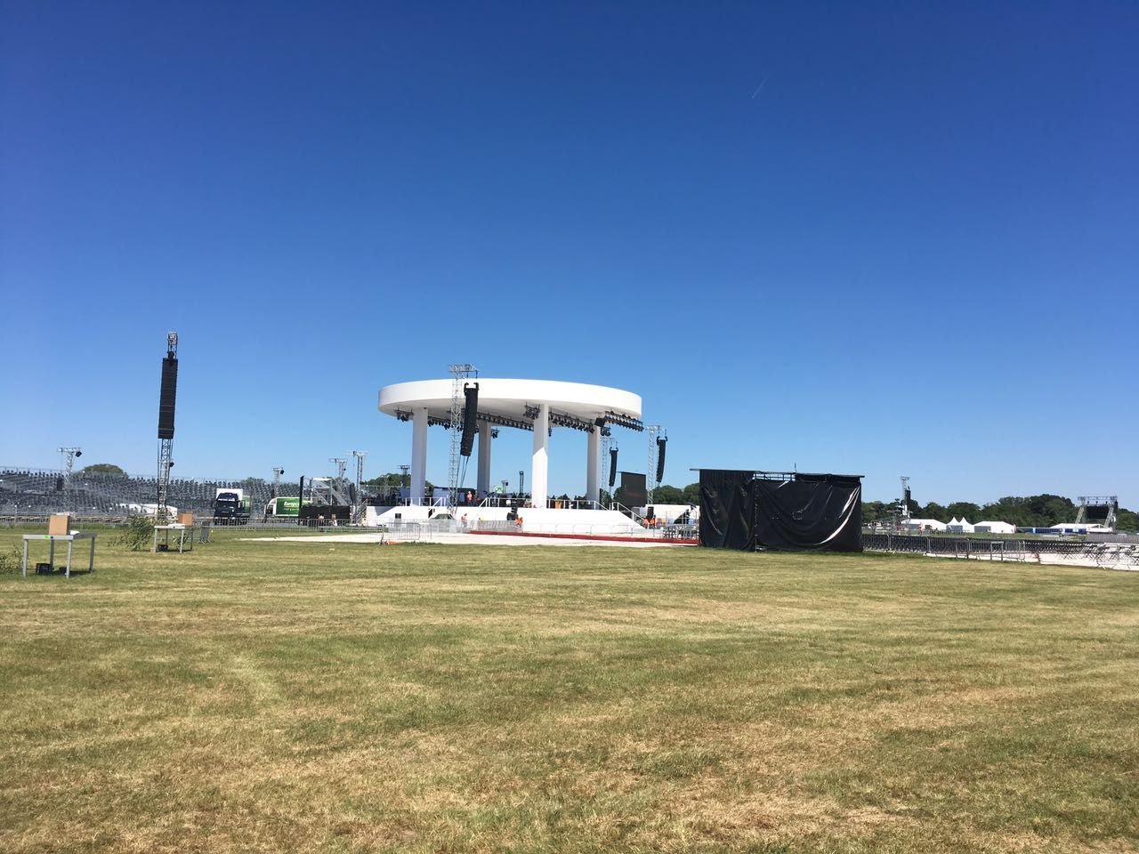 Festwiese um 15.30 Uhr: 28 Grad, 320.000 Flaschen Mineralwasser und 10.000 Tuben Sonnencreme. Die Veranstalter sind vorbereitet.