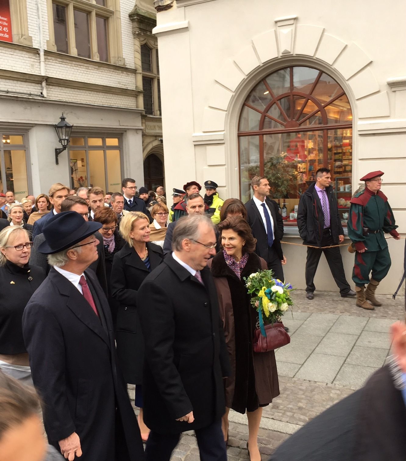 Auf dem Weg durch die Innenstadt mit Ministerpräsident Reiner Haseloff wird das königliche Paar durch Applaus von Schaulustigen begleitet.