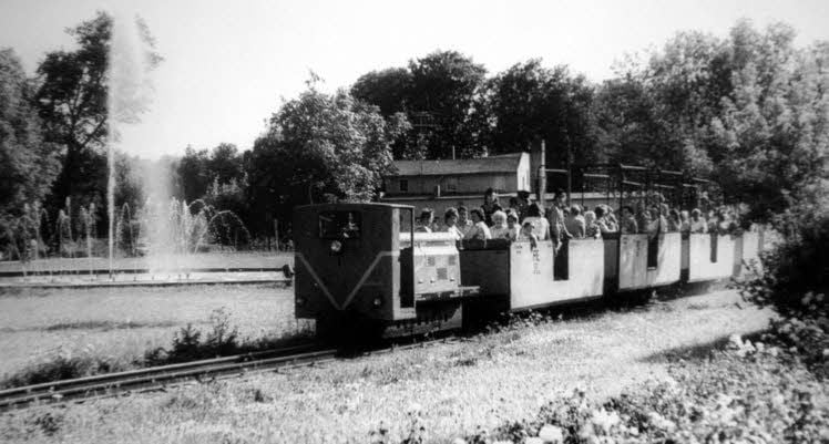 Die Pioniereisenbahn „Drushba“ passierte inj Bernburg auch einen Springbrunnen.